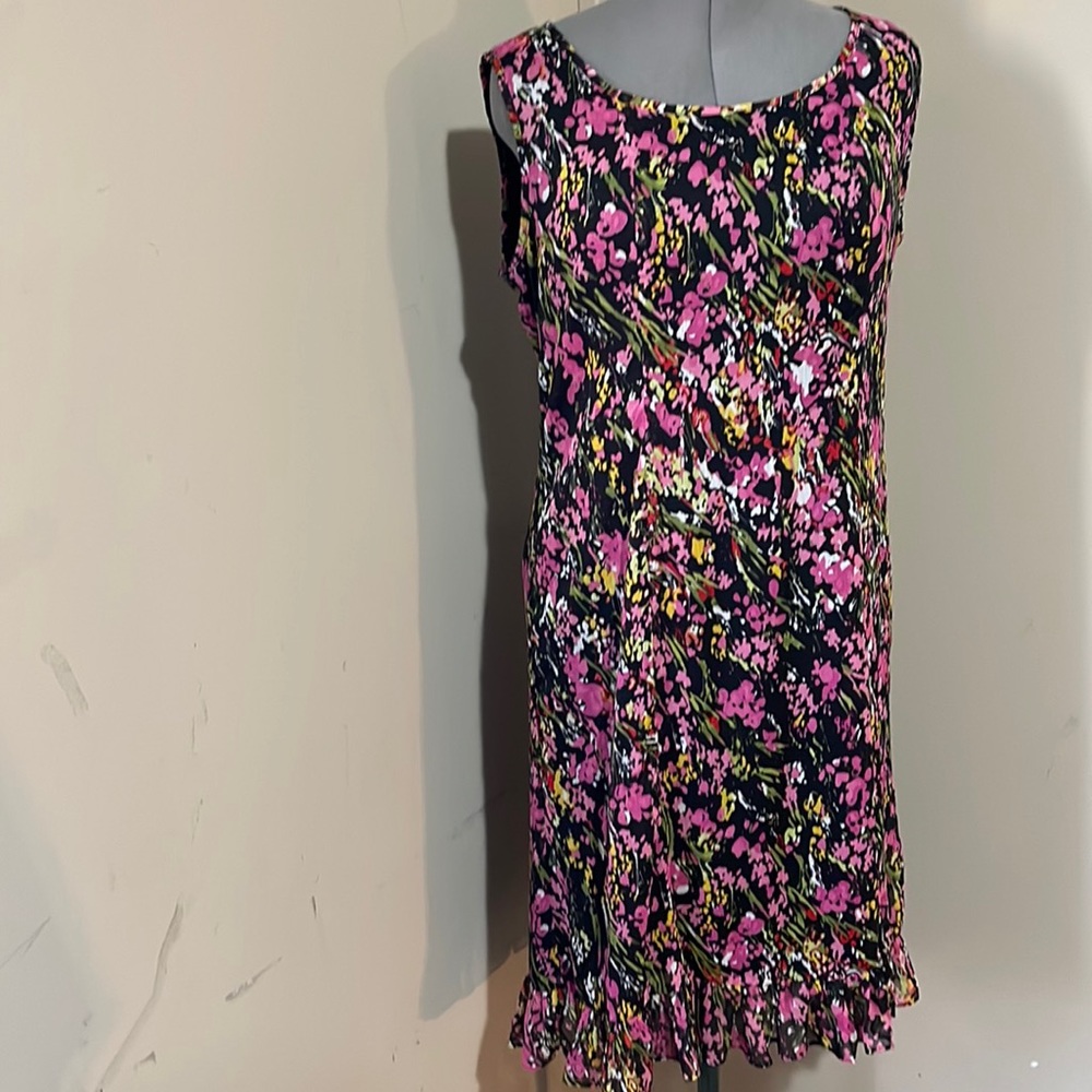 Beautiful floral sleeveless dress with small ruffled at hem